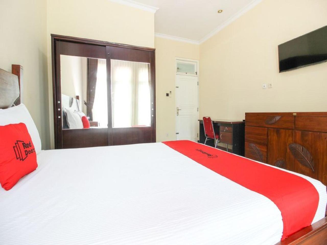 Reddoorz Plus Near Stie Ykpn Maguwo Buitenkant foto